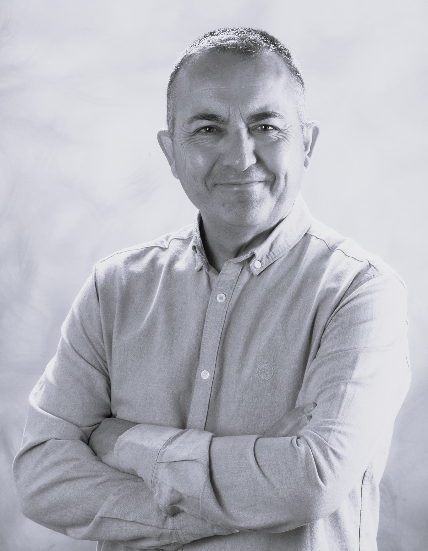 Retrato en blanco y negro del escritor Carmelo Fernández Álvarez
